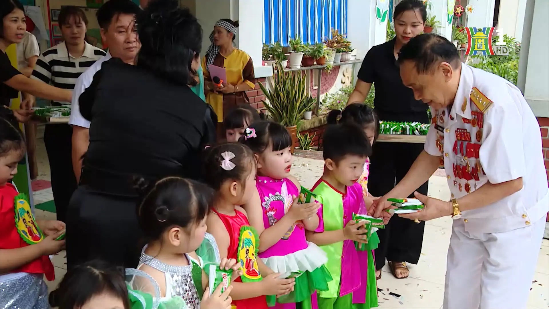 Lửa yêu thương thắp lên từ trái tim cựu chiến binh | Người tốt quanh ta | 11/10/2025